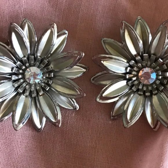 1960s Large Rhinestone Daisy Brooch and Earrings Set - VLV - Rockabilly Jewelry - Picture 4 of 5